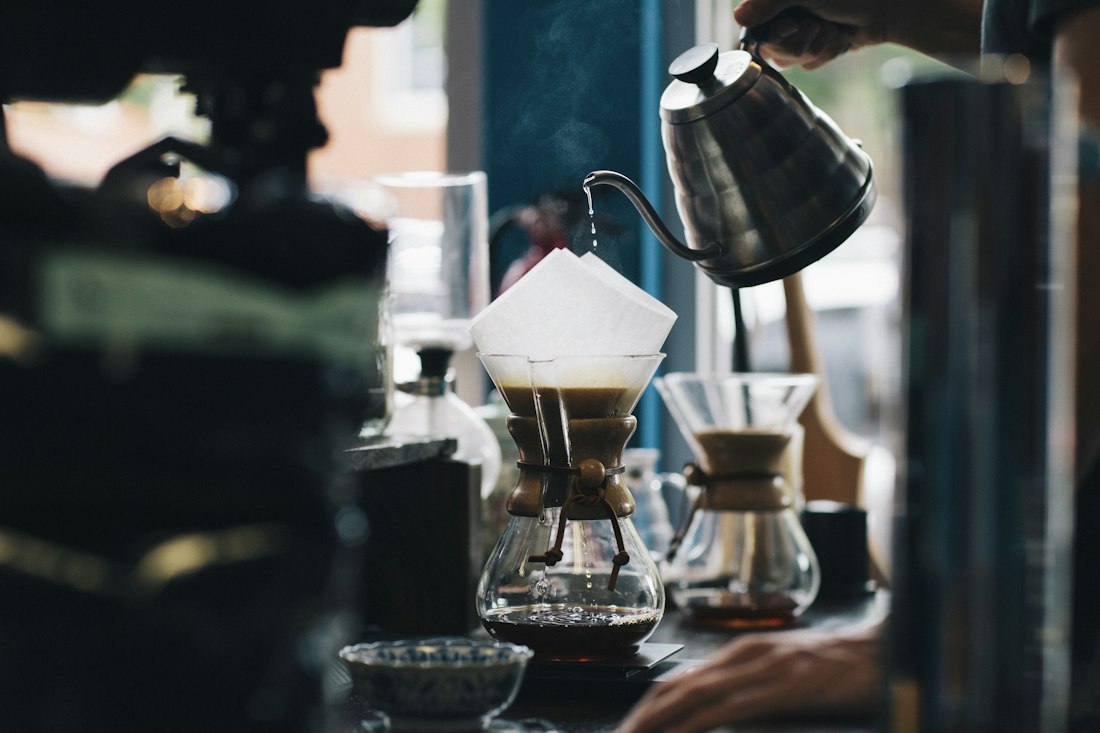 コーヒーを淹れる風景を使ったカフェのデザイン例